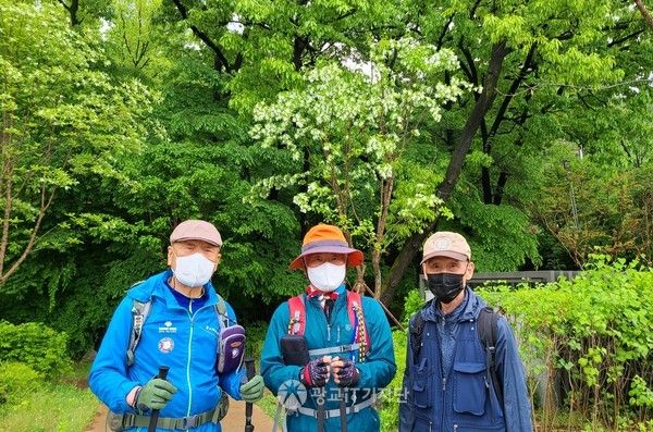 중앙보훈병원역 3번 출구에서 나와 이팝나무 앞에서 둘레길 산행을 기념하려고 사진을 찍다.