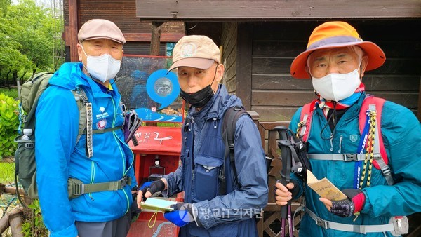 방이동 생태경관보전지역 사무소 앞에서 고덕, 일자산 코스 3 스탬프를 찍고 기념하는 모습.(좌: 윤근일 부단장, 이동희 팀장, 이종화 단장)