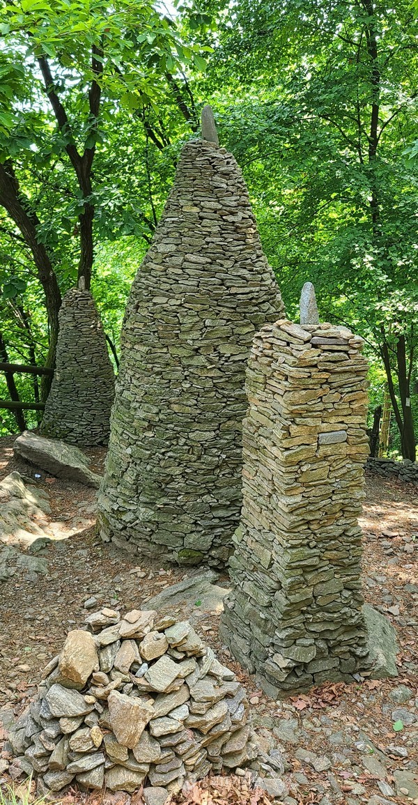 돌탑 전망대는 고 임형모 씨가 1995~2014년 까지 20년 동안 아름다운 자연과 건강하게 살도록 염원을 담아 돌탑을 쌓으셨고 한다.