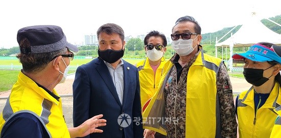 모자를 쓰고 뒷 모습을 보이는 김수일 회장이 회원과 함께 김광수 시의원(검은 마스크를 쓰다)에게 건의 사항을 전달하고 있다.