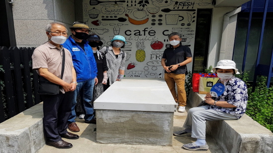 광교 카페거리에서 환경보호 캠페인을 펼친 광교 노인복지관 선배 시민들.