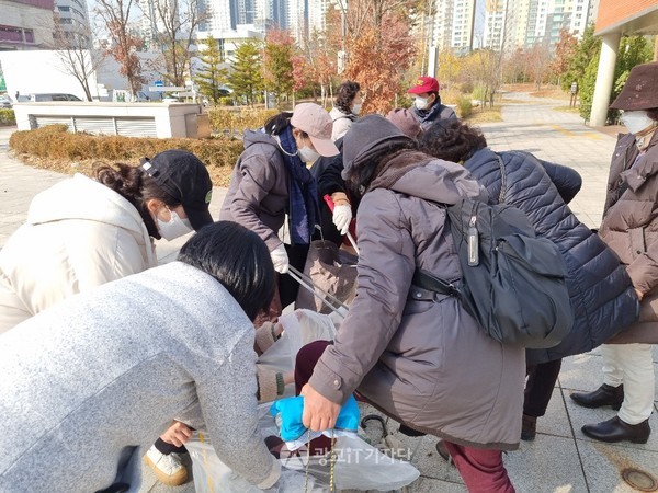 지난 25일 광교호수공원에서의 환경 캠페인 활동.