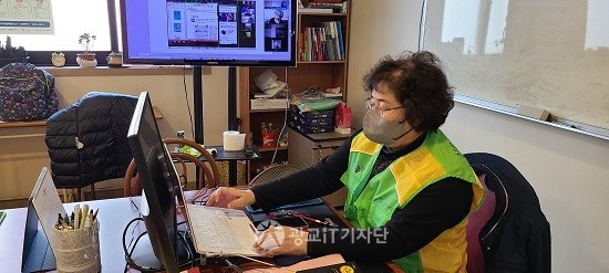 부천시 상록자원봉사단을 운영하는 김남심 단장은 이곳에서 디지털역량강화에 대한 정보교육으로 봉사하고 있다.