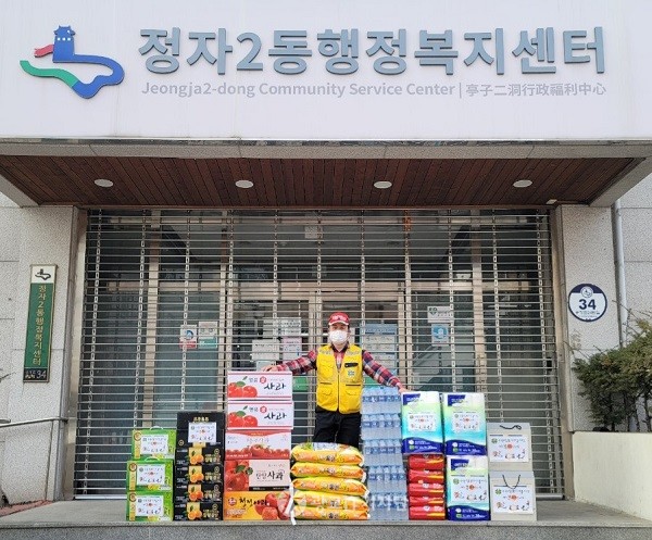 전택현 단장은 정자2동행정복지센터에 선물을 기증하고 기념 사진을 찍고 있다.
