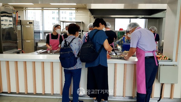 ▲이오수 경기도 의원이 열심히 배식 봉사를 하고 있다.