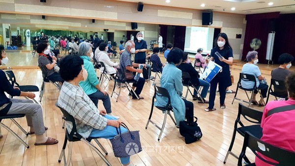 ▲홈복지관 지도하는 김한나 물리치료사가 건강강의 2회차는 9월 20일(화)에 진행할 예정이라고 알렸다.
