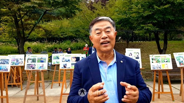 ▲'감성농부의 도시 나들이' 개막식에 앞서 김종필 회장이 인터뷰에 응하고 있다.