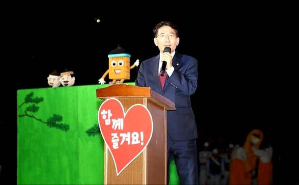 ▲수원시의회 김기정 의장이 '2022세계유산축전 수원화성' 개막식에서 인사말을 했다.