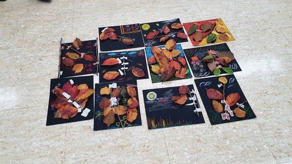 가을이라는 제목의 그림들을 모아서 한사람 한사람 자기 그림을 설명 하고 있다.