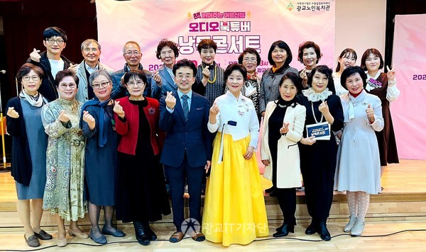 ▲낭독콘서트'에 참여한 오디오북튜버와 이동훈 관장, KBS 송대선 성우와 관련자들이 함께 촬영을 했다.