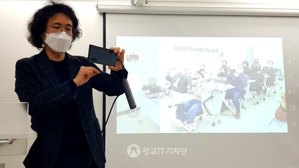 ▲공공미디어 열림 김남수 대표가  SNS 글쓰기에 이어  스마트폰 촬영 방법을 선보이고 있다.