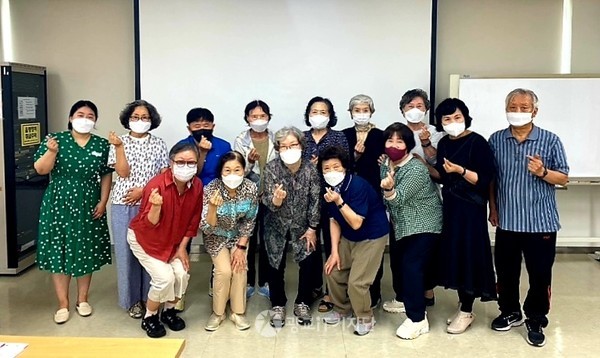 ▲자조모임에 참석한 치매예방 또래강사들이 김태연 상담사와 함께 촬영했다.