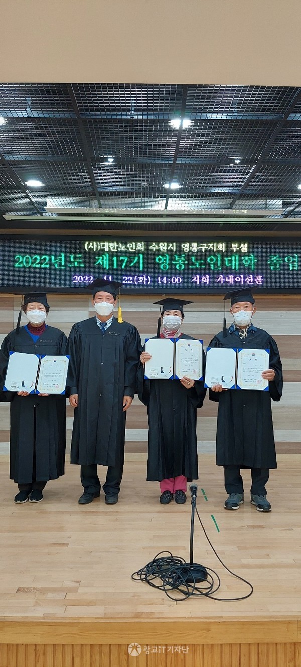 모범상 수상자(왼쪽으로부터 김용순, 안현식, 신석순 졸업생) 
