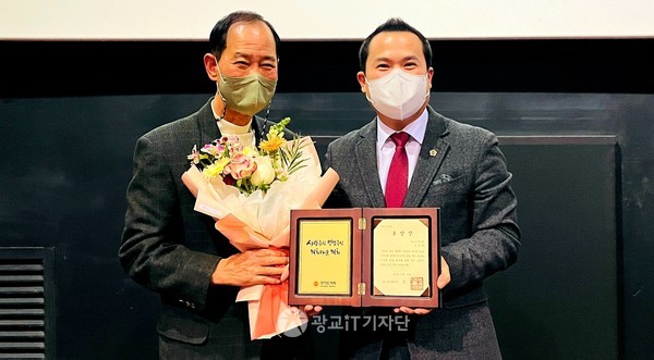 ▲이오수 도의원이 김용현님 대신 부모님에게 경기도의회 의장 표창장을 수여했다. 