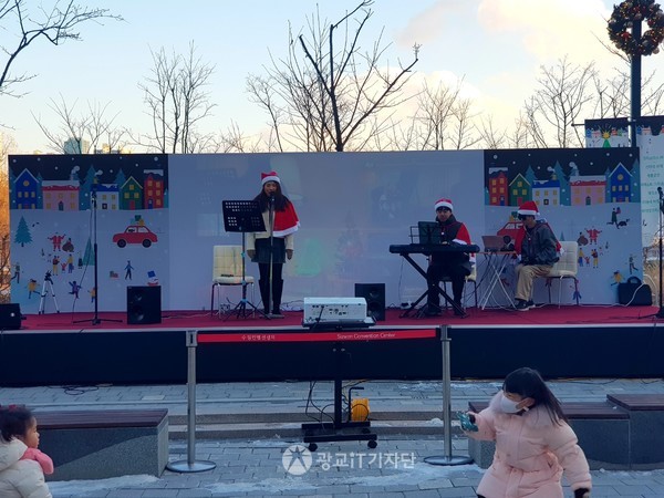 ▲컨벤션센터 달팽이 광장 야외무대에서 재즈공연이 한창 진행되고 있다.