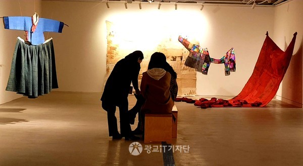 ▲ 특별전시실에서 한국 1세대 섬유예술가 초대작가 작품이 전시되고 있다. 