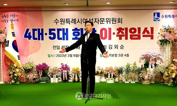 ▲ 테너 김진열 가수가 축가를 부르고 있다.