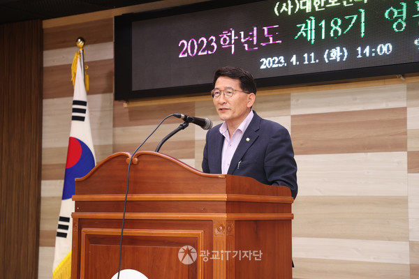 입학을 축하하는 김기정 수원특례시 의회 의장의 축사 장면