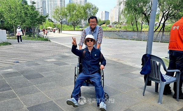 ▲김우진 대표가 휠체를 밀며 장애인과 함께 마지막 주자로 들어오고 있다.