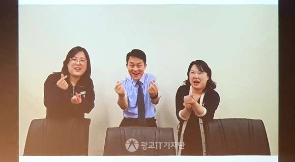 ▲영상 속에서 어버이의 사랑에 존경과 감사의 마음을 전하고 있는 김수진 팀장(왼쪽), 서덕원 관장(중앙) 김나리 과장(오른쪽)