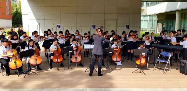 ▲산의그루 오케스트라가 다산공원(광교노인복지관 앞)에서 버스킹 공연을 하고 있다.