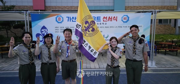 왼쪽부터 김우진, 김소연 대장, 윤성철 교장, 이동희, 황찬우 대장