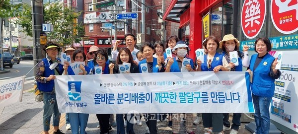 고등동 위원들이 중국인 공유 거리에서 쓰레기 배출 캠페인 후 기념 촬영을 했다