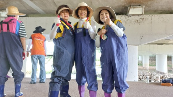 봉사활동이 즐겁고 보람되다며 웃고있는 박남신 자원 봉사자(가운데)
