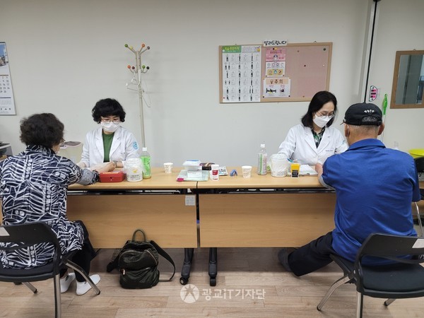경기도 의료원 수원병원의 간호사들이 기본적인 건강을 체크하고 있다. 