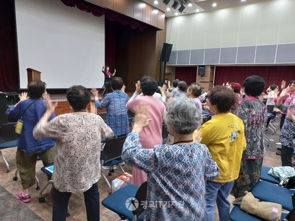 박신자 강사의 지도로  학생들이 흥겹게 노래, 춤을 즐기는 모습