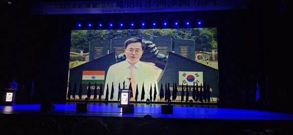 인도 현지에서 영상 축사를 하고 있는 김동연 경기도지사