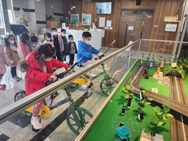 '꼬마 에티즌’ 수업에 참여하고 있는 유치원 원아들