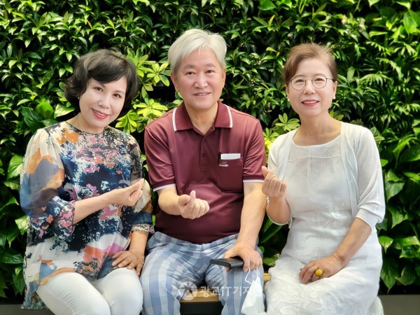 안숙 기자가 김동석 시인(가운데)과 이복순 시인(오른쪽)과의 만남의 시간을 가졌다.