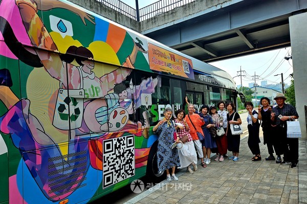 서울재활용플라자 투어를 마친 후 친환경 전기버스에 타기 전 사진촬영을 했다.