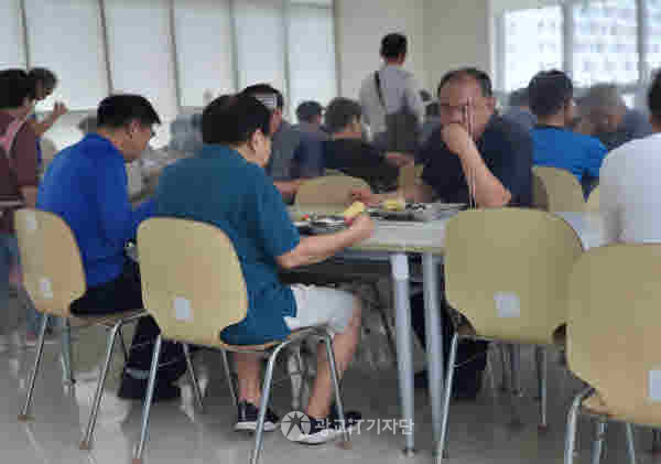 광교노인복지관 빛차린 경로식당에서 어르신들이 식사를 하고 있다.
