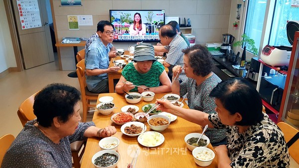1·3세대 어울림(네모학교) 교실이 끝난 후 경로당에서는 여성 회원이 음식을 만들어 함께 식사를 했다.