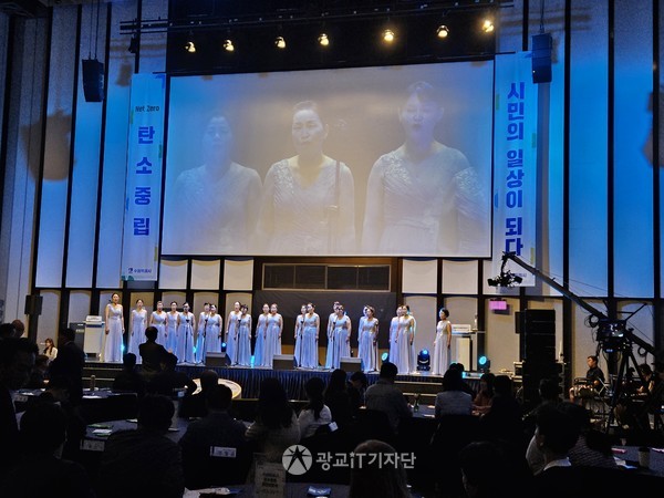 장안구 여성합창단이 축하공연을 하고 있다