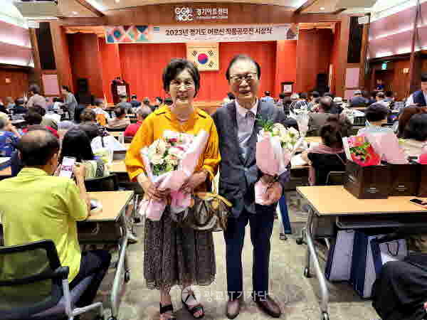 문예부문에서 대상을 받은 정의정님과 입선을 수상한 부군 김진성님과 나란히 사진 촬영을 했다.