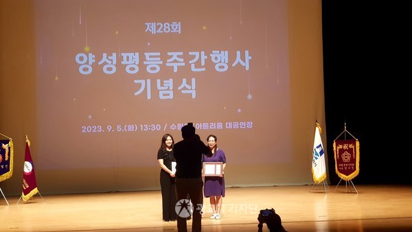 수원특례시 의회 의장상은 한은경 사)대한어머니회 수원시지회장과 김경은 수원시여성리더회 사무총장이 수상했다.