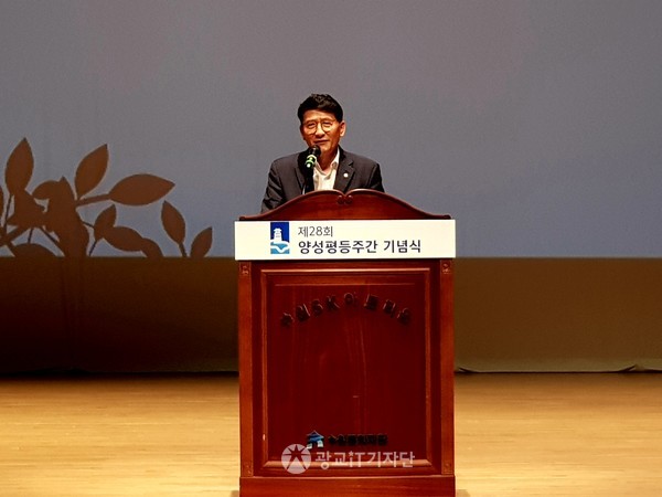 김기정 수원특례시 의회 의장이 축사를 하고 있다.