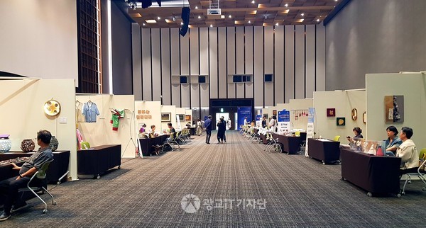 제2회 수원시민과 함께하는 수원화성문화예술작품체험전시전이 컨벤션3층1홀에서 진행되고 있다.