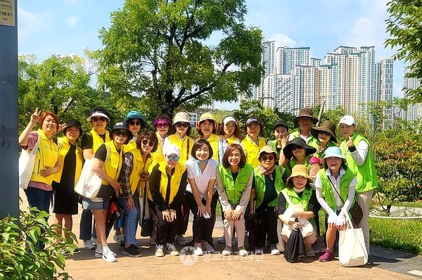 수원시장애인종합복지관 한해영 관장ㅘ 민들레봉사단 및 박희붕외과 봉사단이 사진을 찍고 있다.