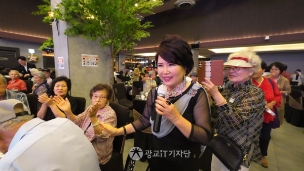 지역사회보장협의체 임경자 회장겸 가수가 '섬마을 선생님' 노래를 어르신들을 한분한분 만나며 함께 불르고 있다. 