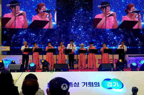 9'988톡톡쇼' 노래분야에서 대상을 수상한 포천시노인복지관 행복을 주는 합창단의 ‘남촌’, 공연을 하고 있다.