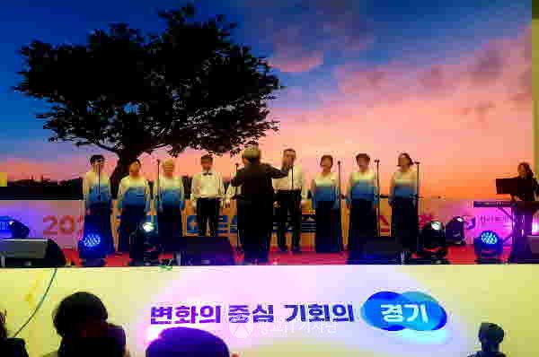 ‘9988톡톡쇼’ 기악분야에서 대상을 수상한 안성종합사회복지관 노을빛 오카리나의 ‘슈퍼 트루퍼 & 고향의 봄’ 공연을 하고 있다.