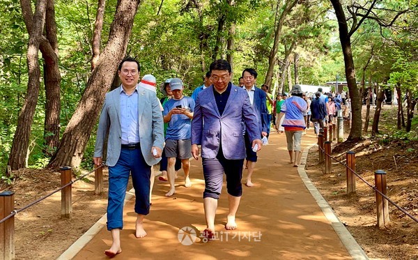 이오수 도의원과 홍종철 시의원이 내빈들과 함께 황톳길을 걷고 있다.