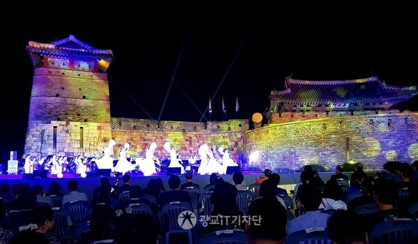 3막에서 ‘기억의 축성’ 전통 무용수 및 시민연합합창단 공연을 펼치고 있다.