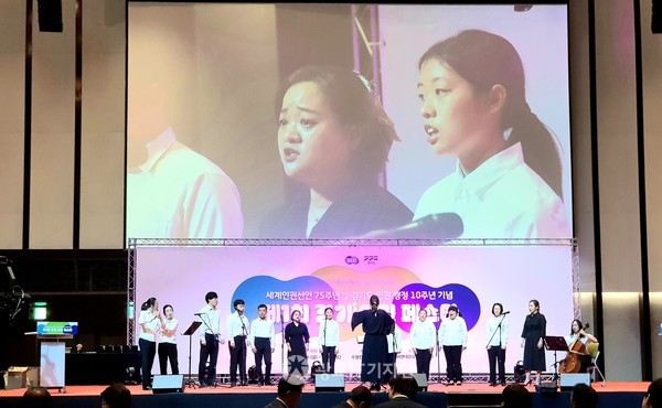 제1회 경기도민인권페스타 개막식에서 하늘소리 문화예술단이 축하공연을 펼치고 있다.