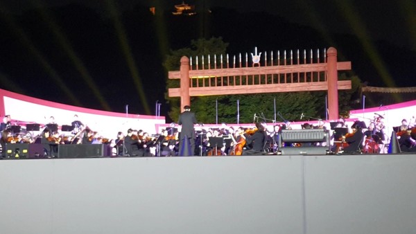 수원시립교향악단의 연주가 울려 퍼졌다.