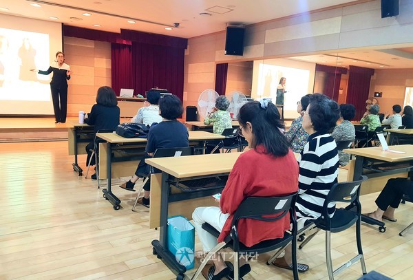 워킹수업 첫 날 박서영 강사가 워킹을 통한 바른 자세의 이해와 정의에 대한 강의를 진행하고 있다. 